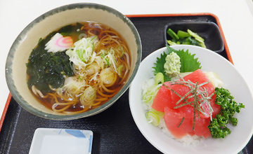 生まぐろ切落し丼とそばセット